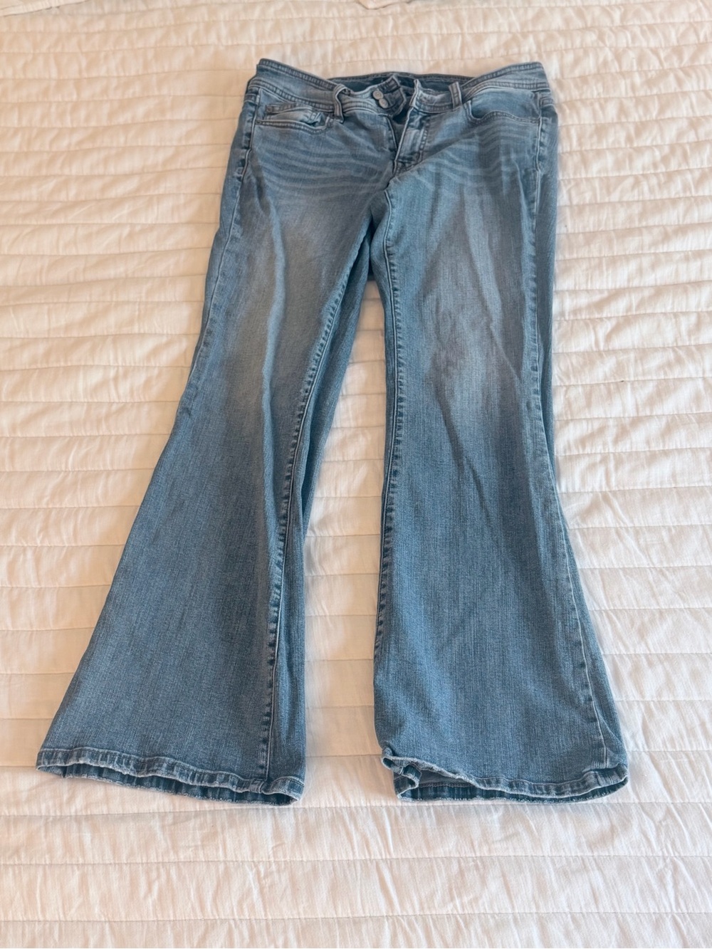 ICONIC flared low-rise AÉROPOSTALE jeans with cute button pockets in the butt